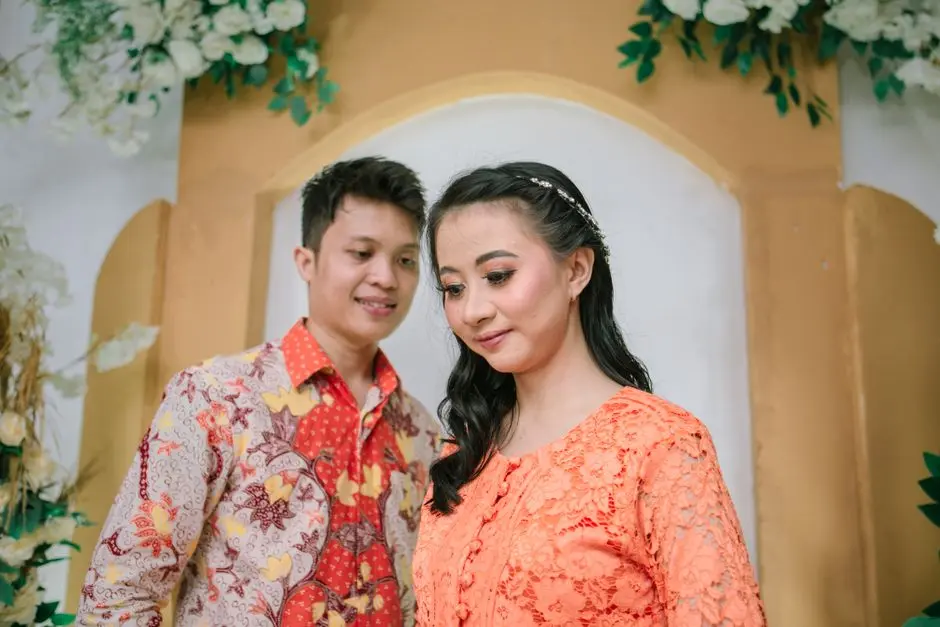 Pria Indonesia memadukan kemeja batik dan celana jeans longgar di Lutra
