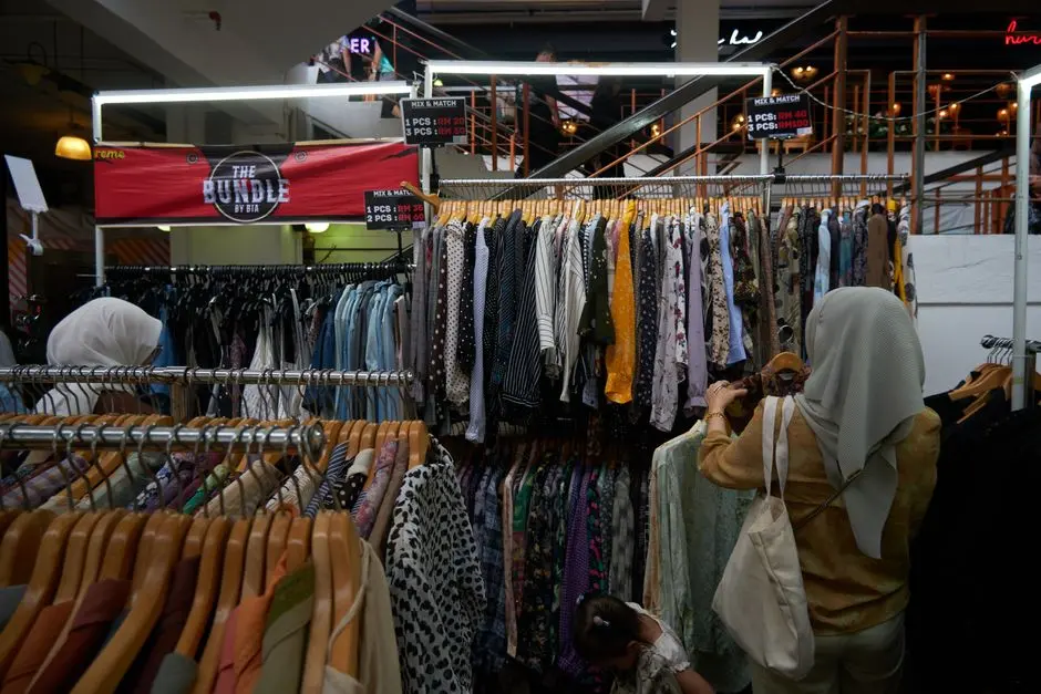 Rak pakaian bekas dengan pilihan busana kasual