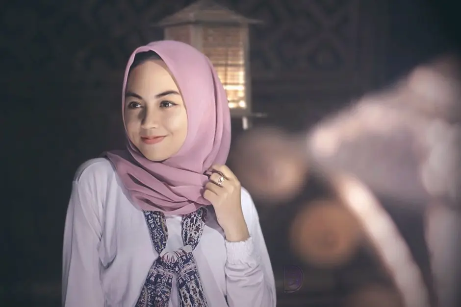 Anak muda memadukan pakaian sederhana dengan gaya modern